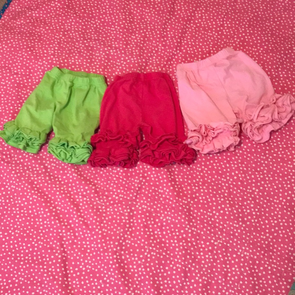 3 pairs ruffled shorts